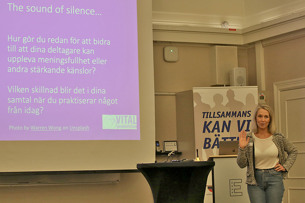 Sussan föreläser i lösningsfokuserat arbetssätt.