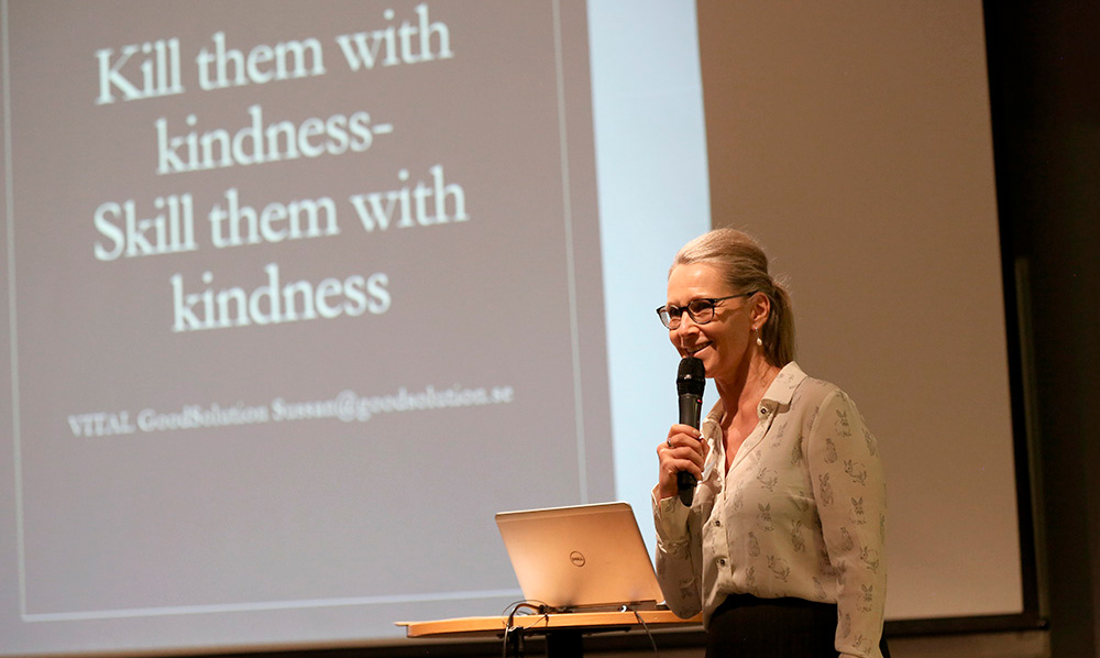 Sussan föreläser om lösningsfokuserat ledarskap