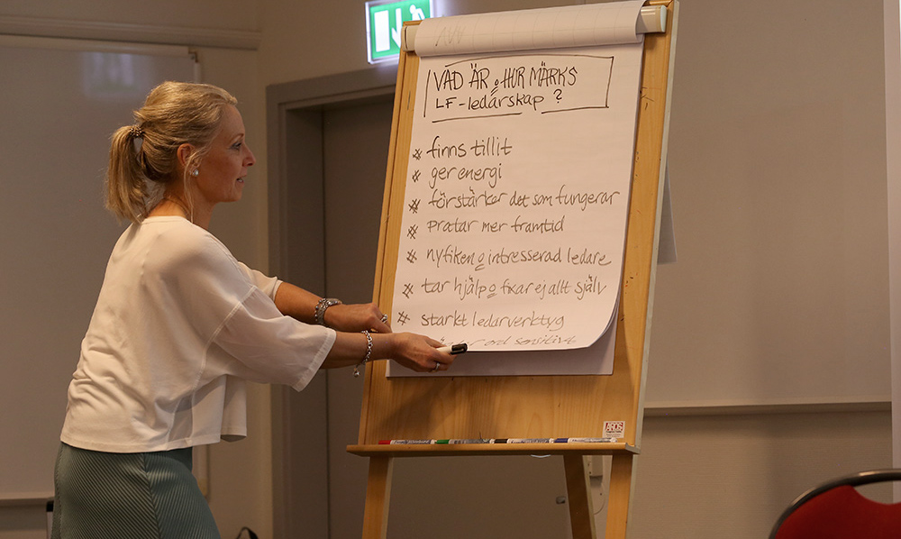 Sussan föreläser om lösningsfokuserat ledarskap